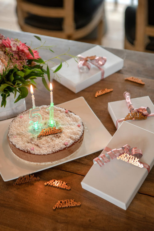 BOUGIES D'ANNIVERSAIRE ET DÉCORATIONS DE GÂTEAU