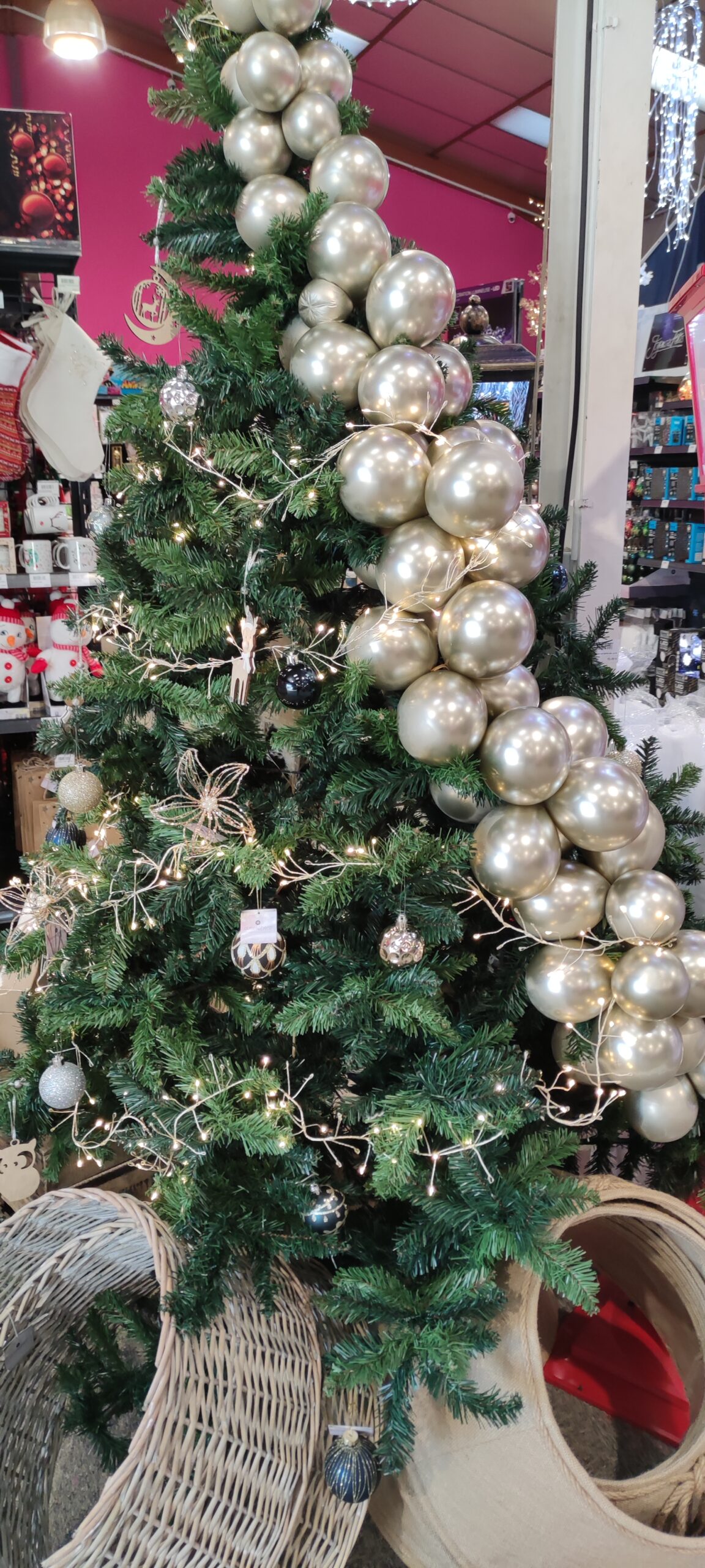 SAPINS, BOULES ET SUSPENSIONS